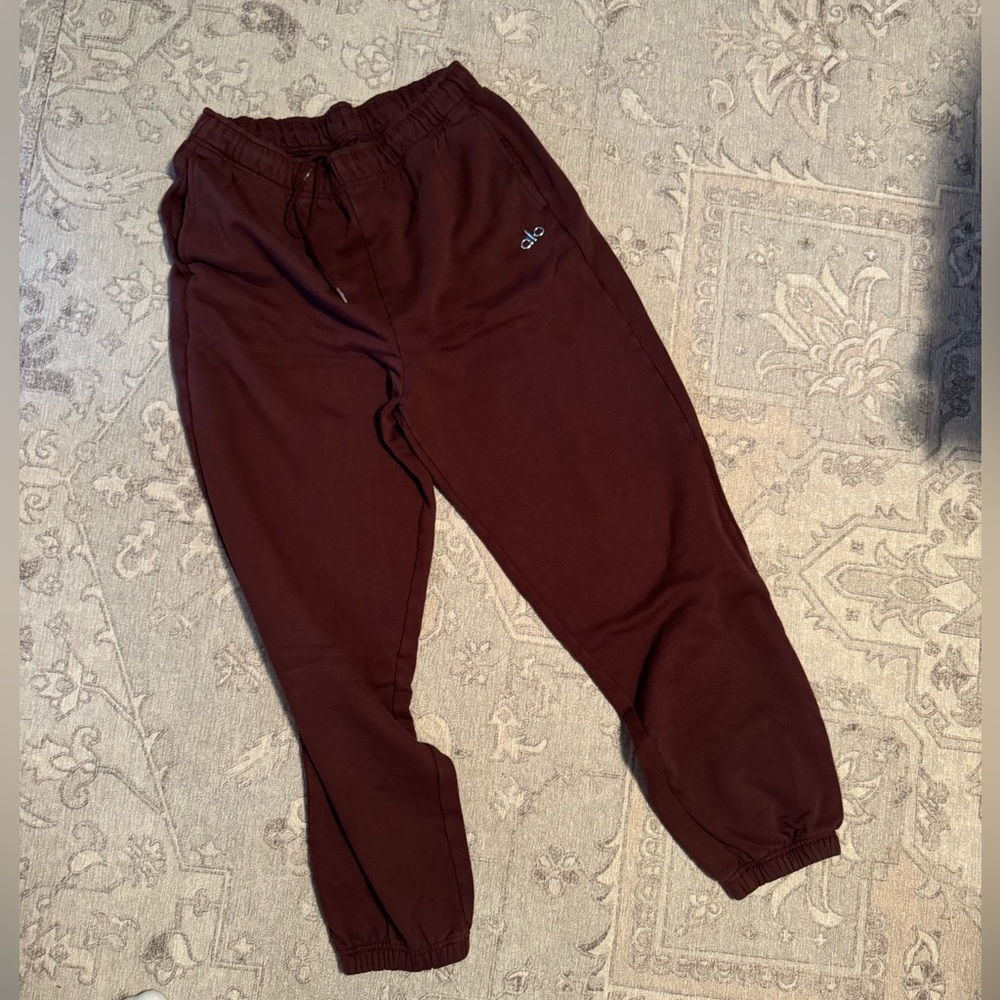 Alo Accolade Sweatpants - Cherry Cola